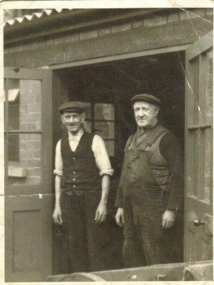 Uncle Bill Oak at work   On the right  (Gran Harringtons bro