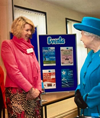 Fiona meeting the Queen at Tapping House Hospice 