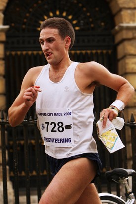 Ed Catmur with his golden crown from the Radcliffe Camera - Oxford City Race 2007 by CompassSport Magazine