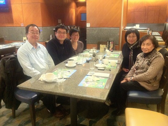家庭聚會 - 媽媽 (右一), 巫愁, 堂嫂, 侄兒, 堂兄 - Family pic: mother (right 1), Mo Sau, cousin-in-law, nephew, cousin