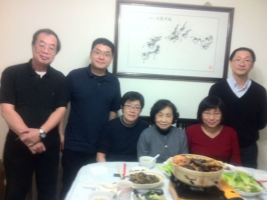 家庭聚會： 楊港生(右一)， 巫愁， 媽媽，堂哥一家 Family gathering: Yeung Kong Sang, Mo Sau, Mother, Cousin's family