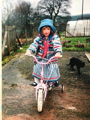 Intrepid cyclist age 4 with the best hat