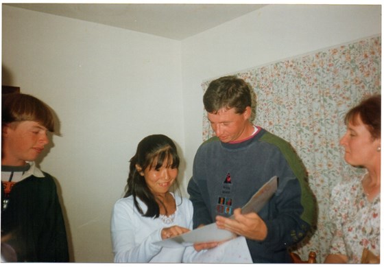 Denis & Chiaki reading greeting cards