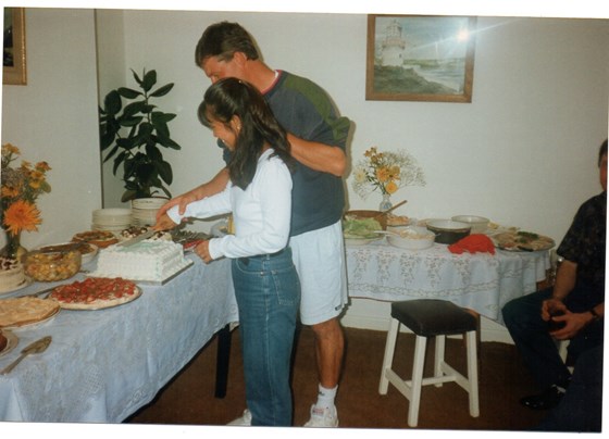 Denis & Chiaki cutting the cake