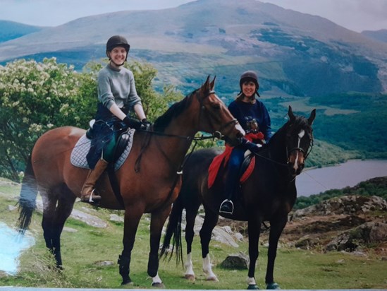 Riding in Wales with Kaye, Fanteen, Janina and Tina! Gone far too soon, but never forgotten. Rest easy Kaye and thank you for these memories 💓 