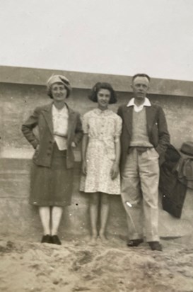 With her parents, Mary and Frederick Manson 