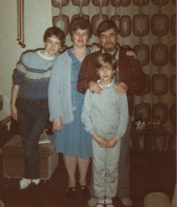 Hev, Laus, Mum and Dad c. 1983 (mmm nice curtains).
