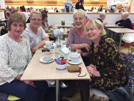 Ladies at lunch. One f Di's favourite pastimes.