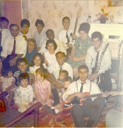 Big family get together from the 1960s