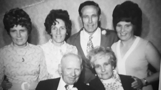 Tom with parents Tom & Jessie and sisters Ellen, May & Cathy