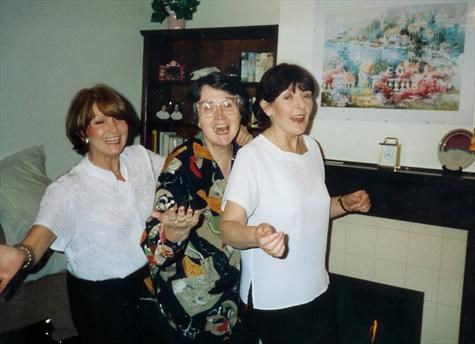 Pat Jean an Nan singing sisters