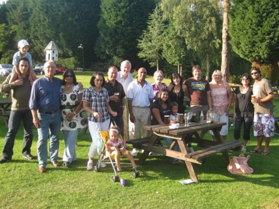 jennifer at the far right with lee and all the family x