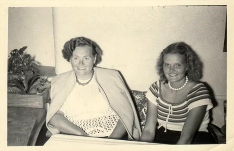 1946 Betti with her mother (Bomps)