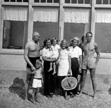 1942 Betti with parents and siblings Lori, Harry, Cisca, Han