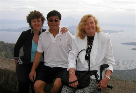2003 12 Francisca, Lordson + Betti at Taal Lake, Philippines
