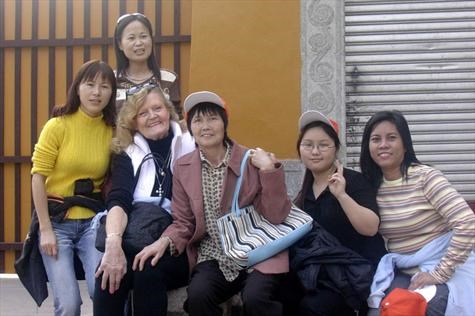2004 12 Betti + Domus gals in China