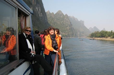 2006 12 Betti + Francisca on boat in Guilin