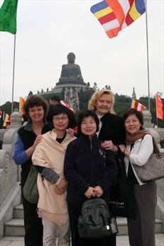 2006 12 Francisca, May, Lily, Betti + Christine at Big Buddha Temple, HK