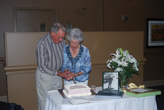 Ed and Elma cutting 60th anniversary cake