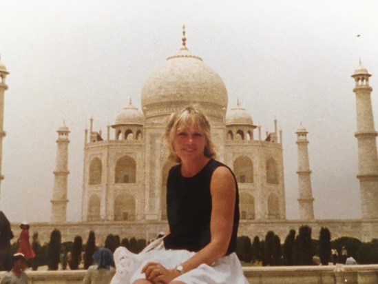 Princess Diana pose at Taj Mahal 