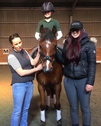 Tara with Chico, her homebred, and Maisie at a lesson with Olivia Towers which Tara had so kindly arranged for Maisie 💕