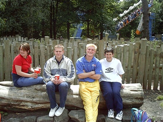 Fun day out at Alton Towers, lovin’ those yellow trackie bottoms ??