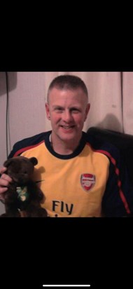 Me and Tony had a bet that whoever lost between Norwich v Arsenal would have to wear the other person team shirt . Well Norwich lost so I had to wear Tony’s Arsenal top for the evening while round for tea at Tony , Ros house happy memories 💖