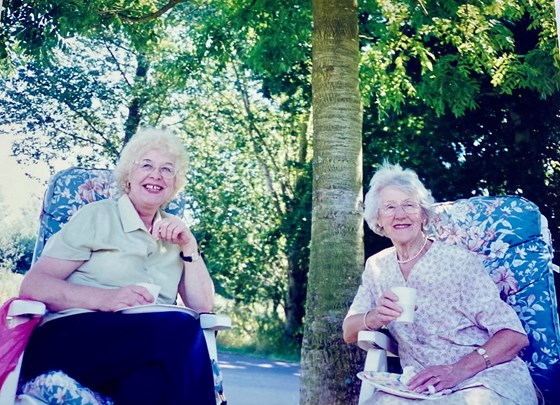 Picnic at Penshurst Place 1999 - the two Winnies