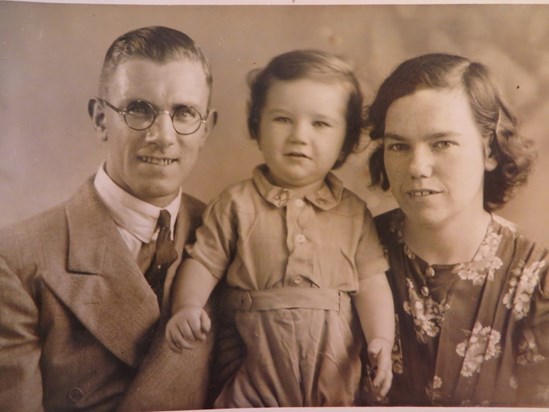 Dad, Bro, Mum ... 1940?