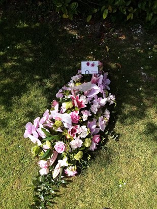 Beautiful flowers to say goodbye, rest in peace to a wonderful mum, nanny and great nanny. Xxxxxxxx