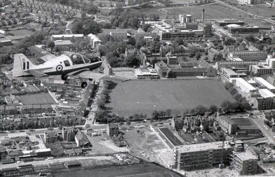 AUAS Bulldog over King's College, Aberdeen University 1973