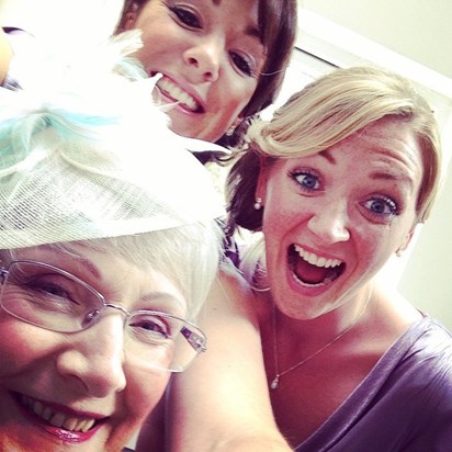 Mummy of the bride with bridesmaids on the bus!