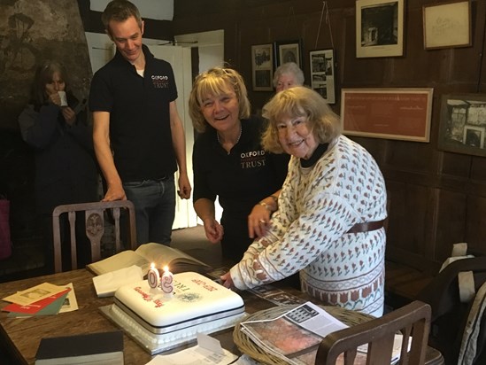 2017 Shakespeare's Painted Room with Ann cutting Oxford Preservation Trust's 90th birthday cake 