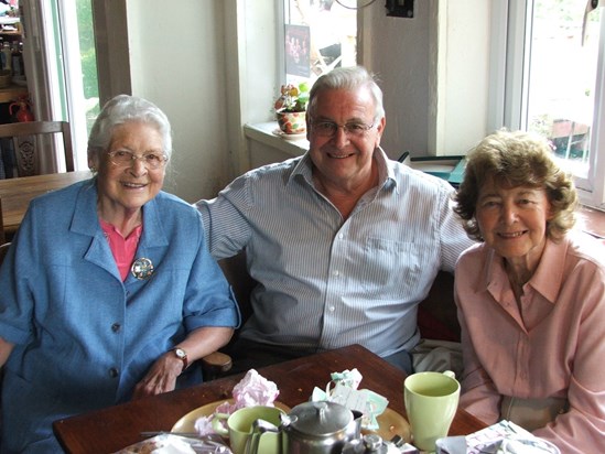 Mum with Les & Margaret at Bees Tea Gardens