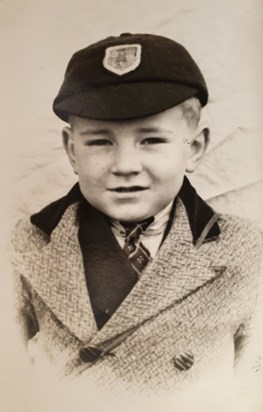 Schoolboy Derek, first day at school in 1940?