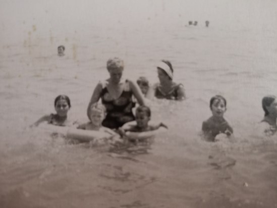 Mari de pequeña en la playa de Torre del Mar con su madre y primas 