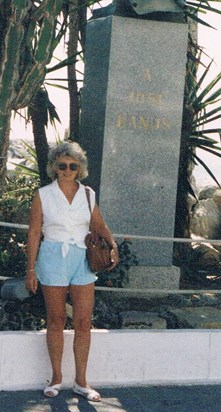 spain 1990 with statue