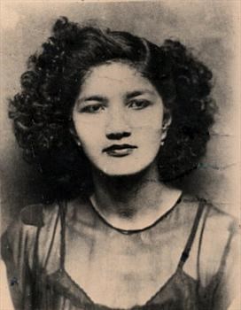 Beryl's earliest known photo. Gorgeous and single, fashionably dressed for the period.