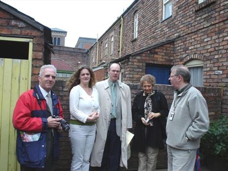 In a Coronation St back yard with Mark, Christine & David & Helen Nugent