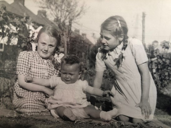 Gill, Brenda & Graham - Rayleigh around 1948