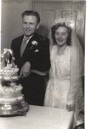 Cutting the wedding cake