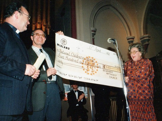 1988   GEORGE FREDERICK HANDEL presents cheque to Molly Sugden after a presentation of 'The Messiah'