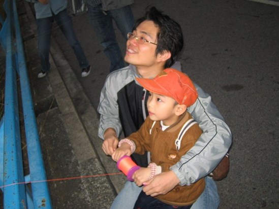 Simon 叔叔 and me at Tai Mei Tuk, 2004-12-12