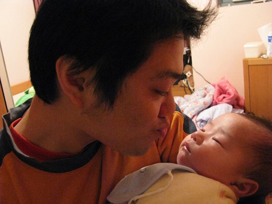 2009.01.14 Papa always carries BB to sleep