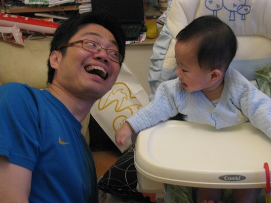 2009.05.13 Papa is playing with HeiHei