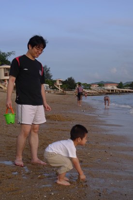 2011.06.18 Papa and HeiHei play sand on a beach