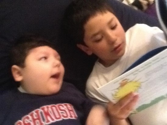 Disfrutando la lectura de mi hermano!