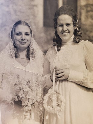 Lee with cousin Shelley at her wedding