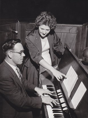 Abt 1959 Mum Dad Piano 2   