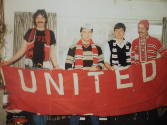 Which one is Chris posing with his Man Utd flag?